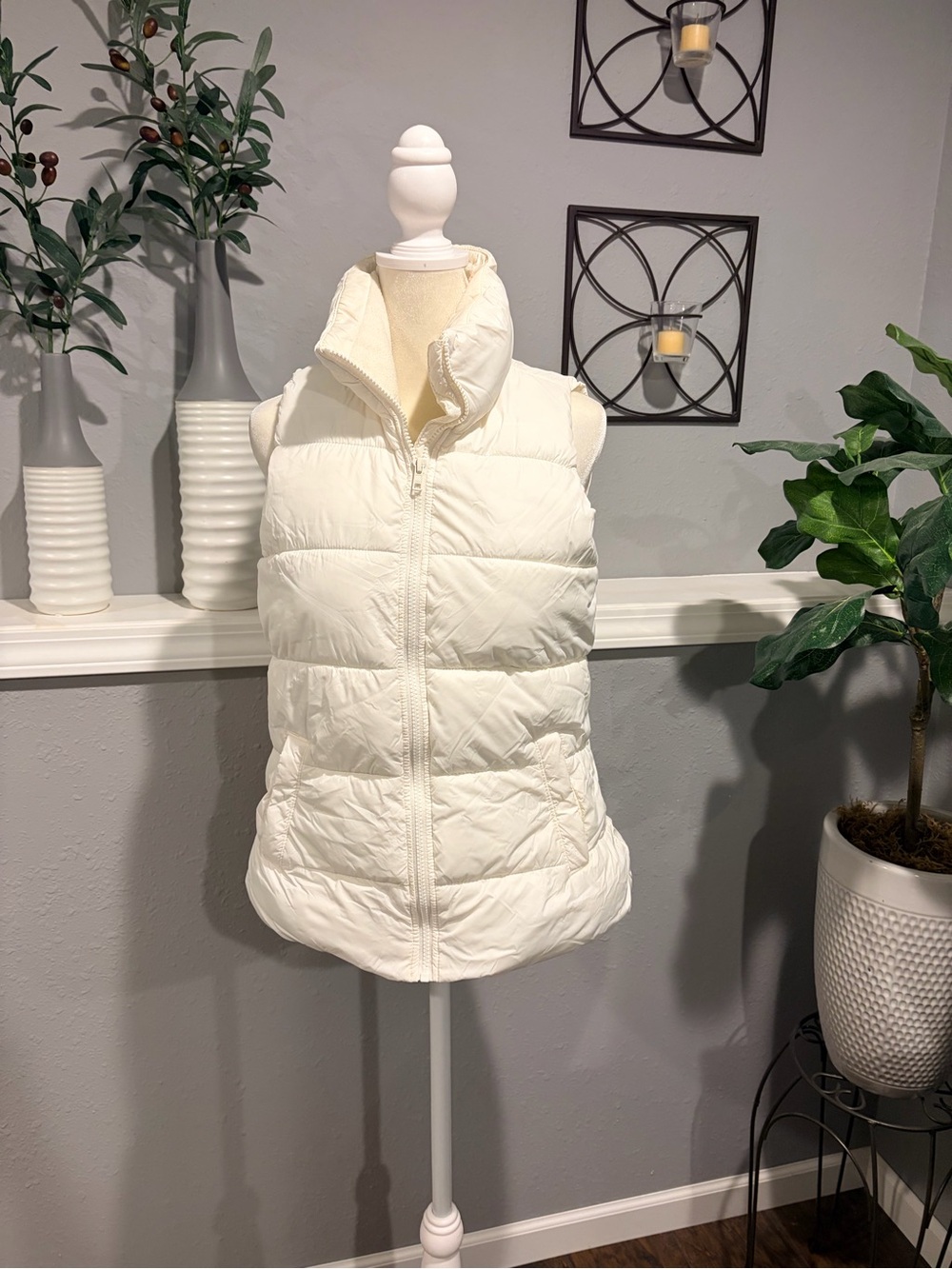 Old Navy Cream Quilted Puffer Vest